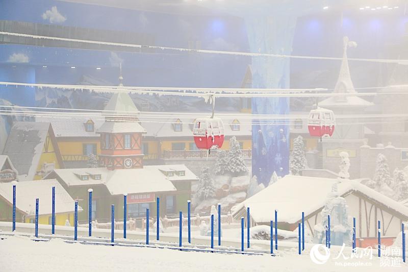 红色缆车。何萌摄