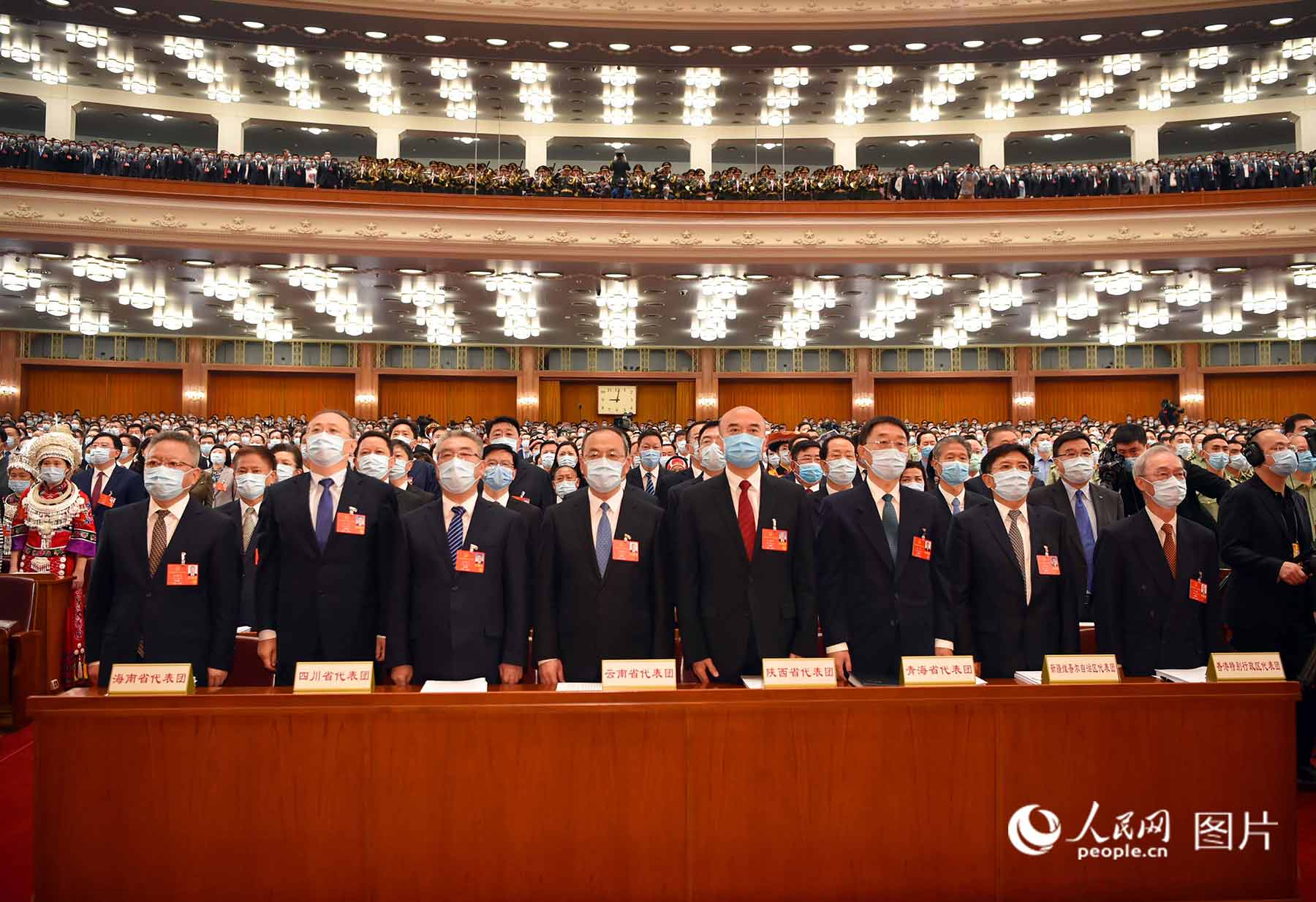 代表们高唱国歌。人民日报、人民网记者 雷声 摄