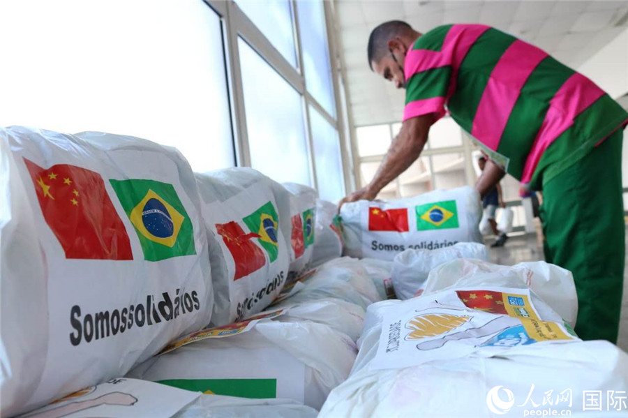 里约侨胞向巴西百姓捐赠“米袋子”