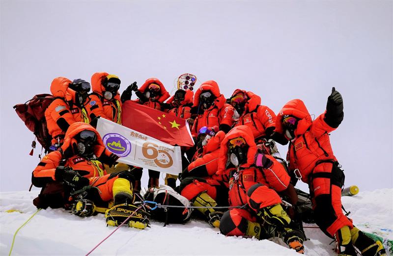 5月27日，2020珠峰高程测量登山队在峰顶合影留念。新华社特约记者 扎西次仁 摄