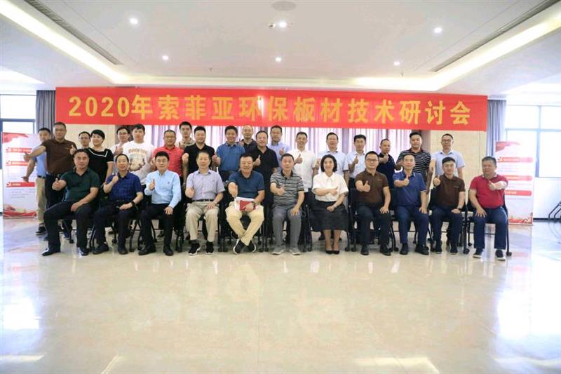 一群人站在室内

描述已自动生成