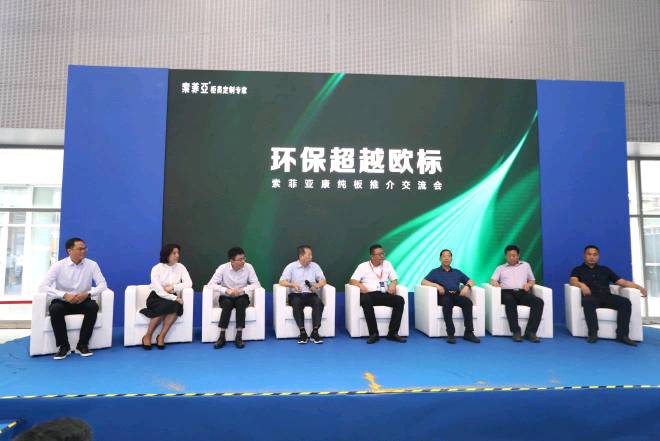 图片包含 人, 建筑, 前, 男人

描述已自动生成