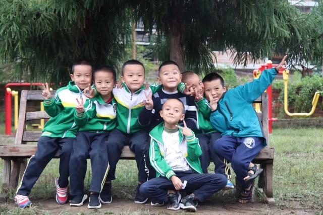 家有健康总裁李颖：共读中华书，“伴你成长”关爱偏远地区儿童