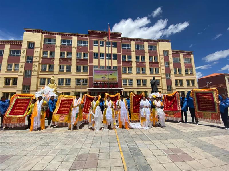 治多教师用坚守精神扎根基层，点亮教育的希望明灯