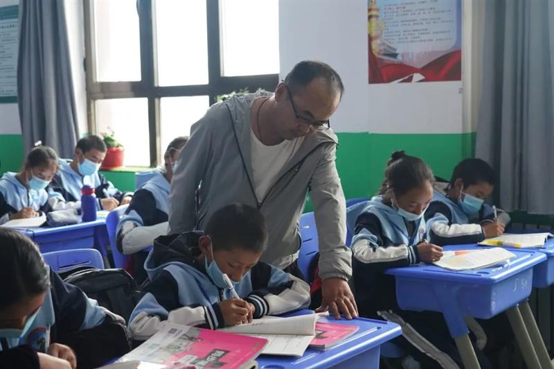 治多教师用坚守精神扎根基层，点亮教育的希望明灯