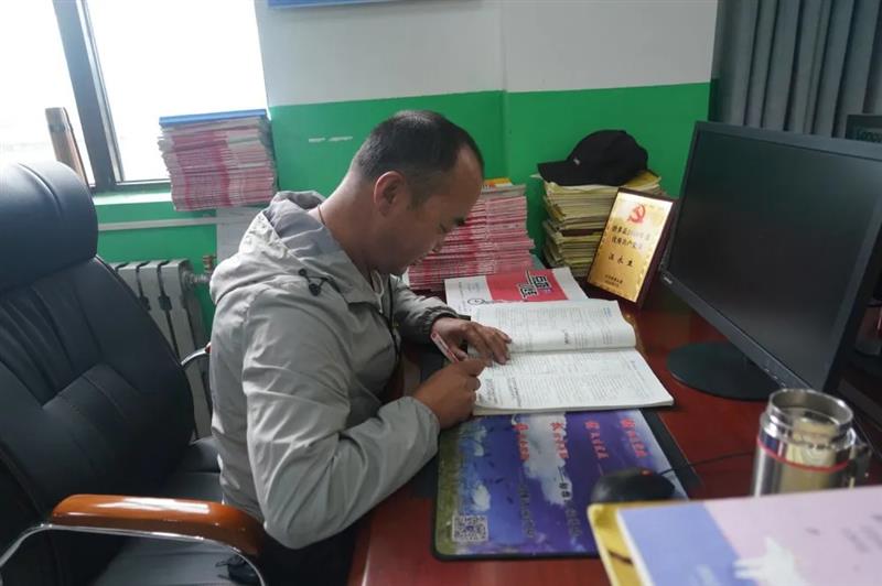 治多教师用坚守精神扎根基层，点亮教育的希望明灯