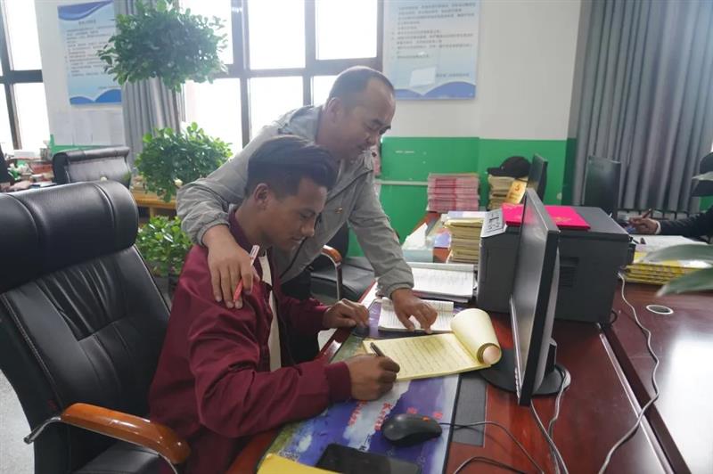 治多教师用坚守精神扎根基层，点亮教育的希望明灯