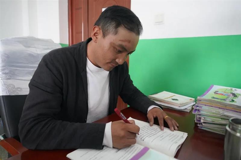 治多教师用坚守精神扎根基层，点亮教育的希望明灯