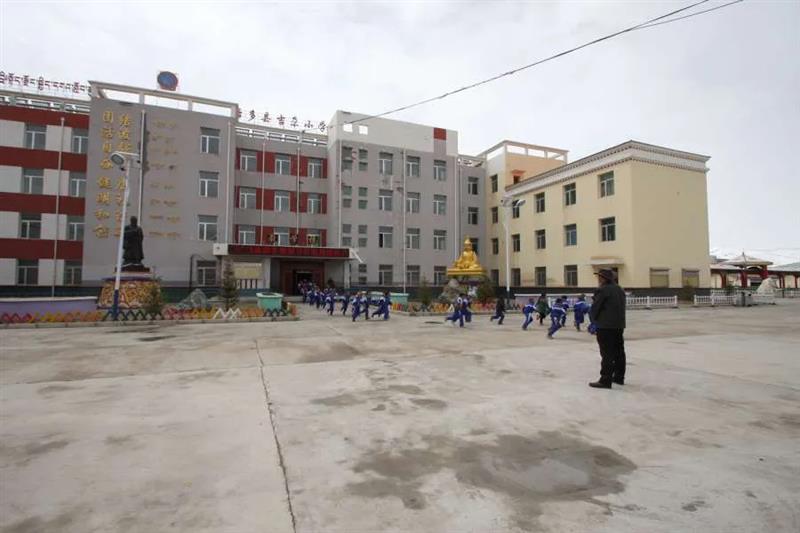 治多教师用坚守精神扎根基层，点亮教育的希望明灯