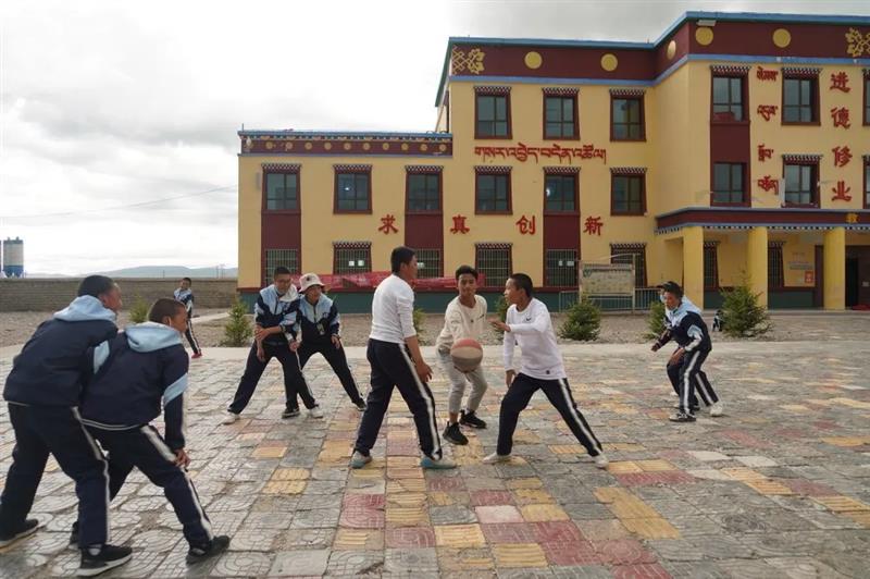 治多教师用坚守精神扎根基层，点亮教育的希望明灯
