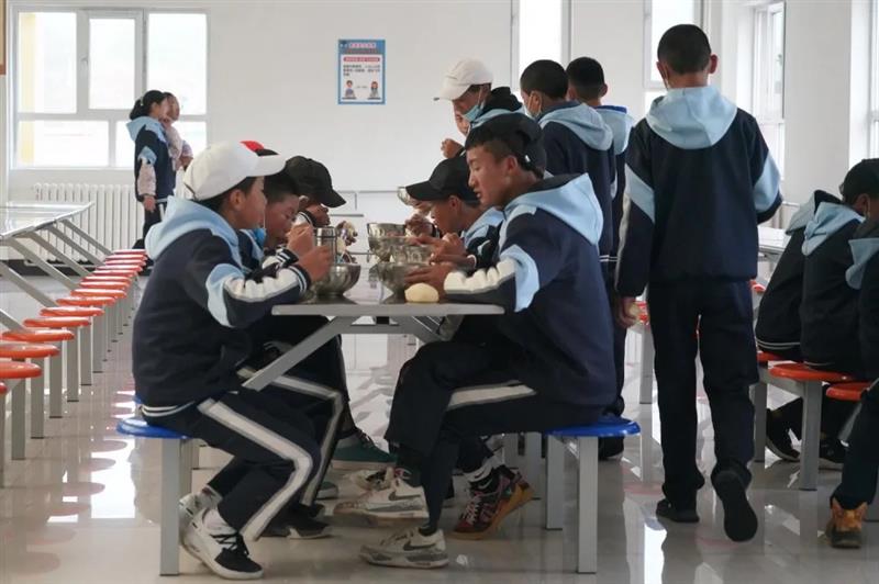 治多教师用坚守精神扎根基层，点亮教育的希望明灯