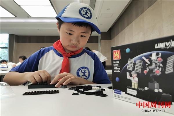 图为小记者手工DIY制作北斗卫星模型.jpg