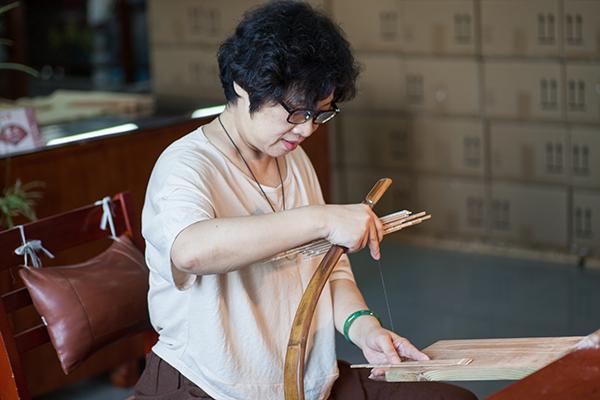 点击图片翻到下一页>> 老字号品牌年轻化怎么玩?以王星记扇子为例