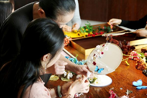 点击图片翻到下一页>> 老字号品牌年轻化怎么玩?以王星记扇子为例