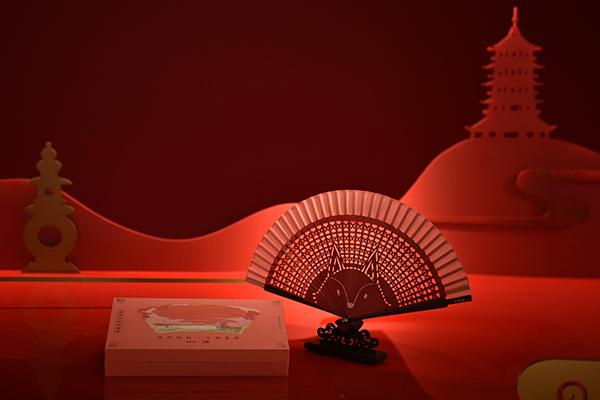 点击图片翻到下一页>> 老字号品牌年轻化怎么玩?以王星记扇子为例