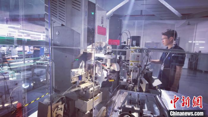 创特新材员工正在检测全自动化生产设备 织里镇提供 摄 创特新材员工正在检测全自动化生产设备 织里镇提供 摄