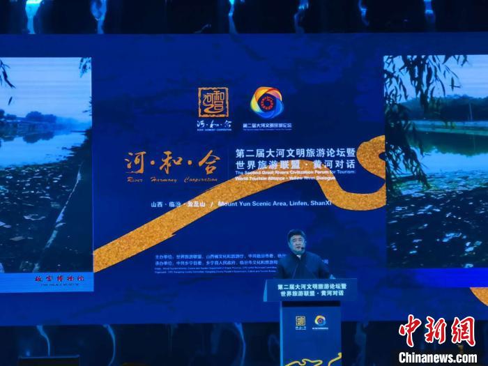 依旧是一身中山装，在山西临汾云丘山上，单霁翔开启他的第N次演讲。年近七旬的他，一如既往，奔波在中华文化守护之路上。　高雨晴 摄