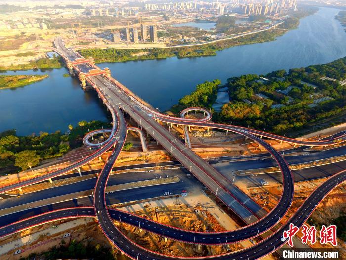 航拍金峰大桥。　柳长兵 摄