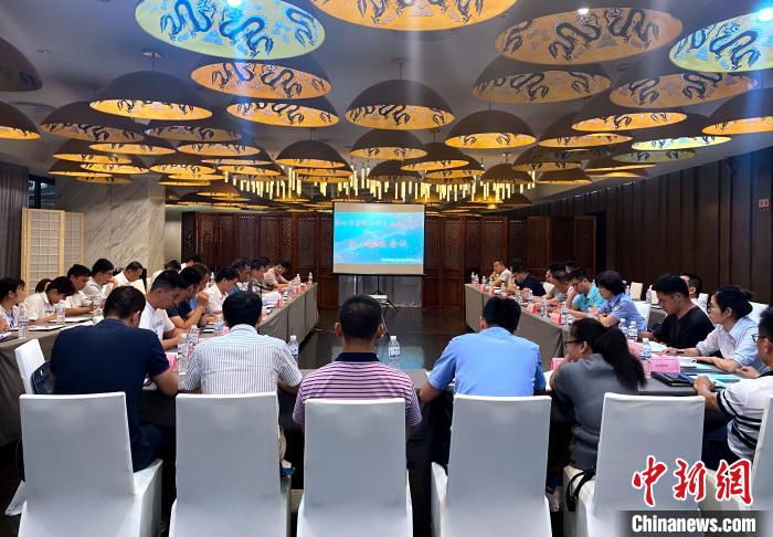 金峰大桥顺利通过交工验收会议现场。　柳长兵 摄