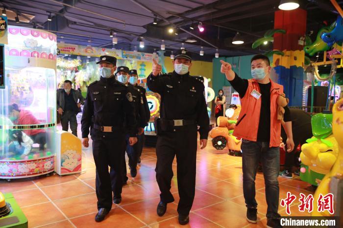 图为，武汉警方节日期间消除各类安全隐患 谢威 摄