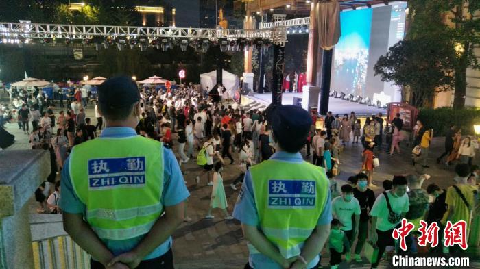 图为，武汉警方加大大型活动安保 卞鸿飞 摄
