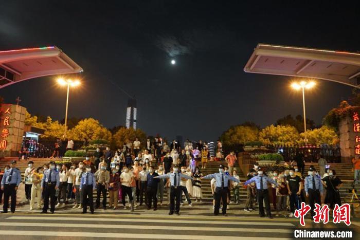 图为，武汉警方加大大型活动安保 唐时杰 摄