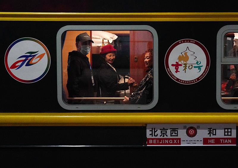 10月15日，乘客在“京和号”旅游专列上等候发车。 新华社记者 张晨霖 摄