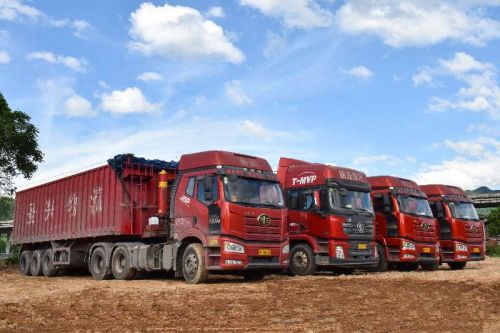 整装待发的物流车