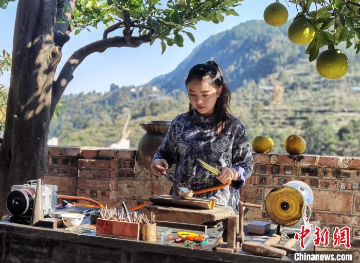 大山里的“95后”女银匠拍短视频让非遗“活”起来