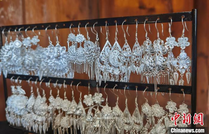 图为潘雪制作的耳饰。　周燕玲 摄