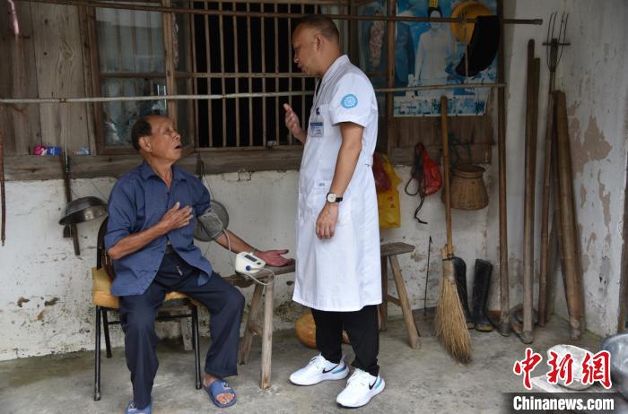 玉环海山乡全科医生上门为慢性病患者提供服务 范宇斌 摄