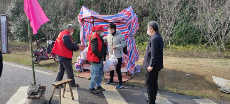 点击图片翻到下一页>> “这个红茶真行,这个书记更行”——记苏州市派驻吴中区金庭镇衙甪里村第一书记杨建华