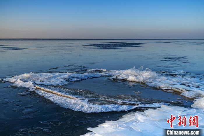 堆积成山的冰排 魏波 摄