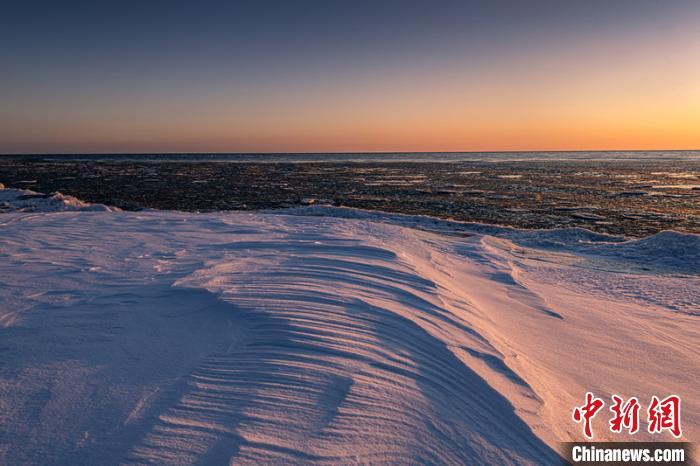 暴雪后的兴凯湖面 魏波 摄