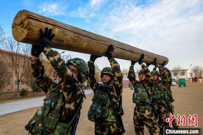 托举原木训练。　曹志刚 摄