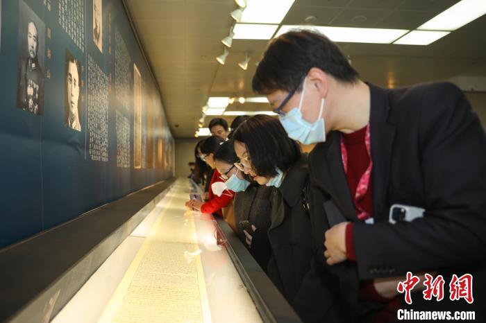 《赵城金藏》最新发现经卷暨唐宋重要佛教典籍特展吸引众多观众。 陈静 摄 《赵城金藏》最新发现经卷暨唐宋重要佛教典籍特展吸引众多观众。 陈静 摄