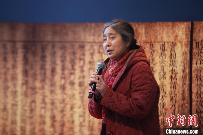 时任洪洞县游击队大队长段龙章女儿段香玲作为抢救经卷的八路军后人代表发表感言。 陈静 摄 时任洪洞县游击队大队长段龙章女儿段香玲作为抢救经卷的八路军后人代表发表感言。 陈静 摄