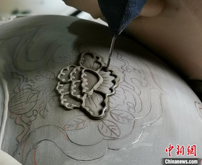 揉泥拉坯、干坯修坯、立线焙烧……阳城县侨枫瓷业有限公司的陶瓷体验馆内一片忙碌。 杨杰英 摄 揉泥拉坯、干坯修坯、立线焙烧……阳城县侨枫瓷业有限公司的陶瓷体验馆内一片忙碌。 杨杰英 摄