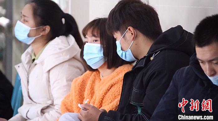 在上海浦东医院,患者正井然有序地排着队。 徐明睿 摄 点击进入下一页