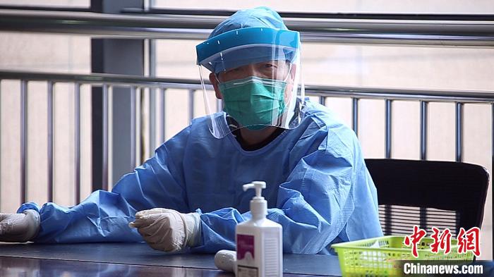 在上海浦东医院,负责消毒、检查绿码的工作人员。 徐明睿 摄 点击进入下一页