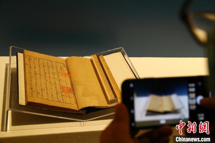 江西省图书馆迎建馆100周年 展出《宋应星四种》存世孤本等古籍