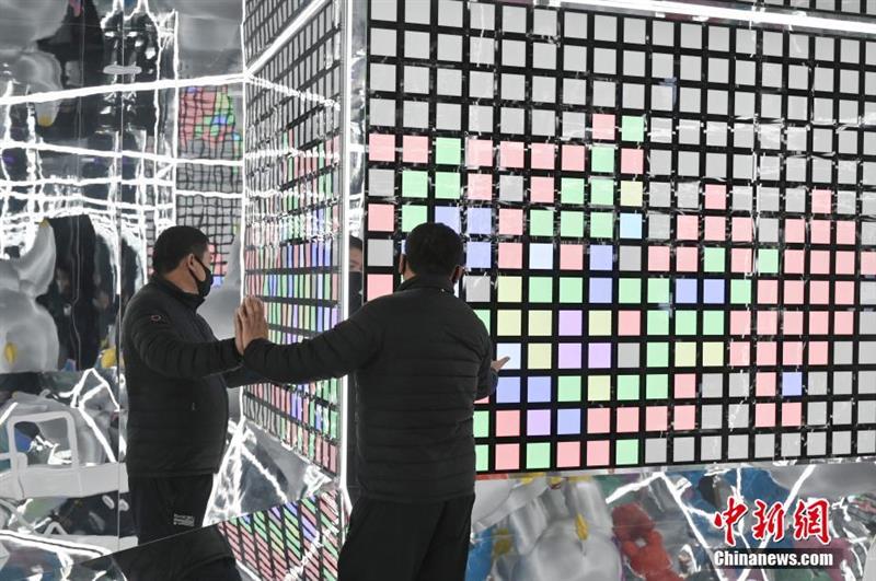 “时间旅行舱”亮相北京商超引市民