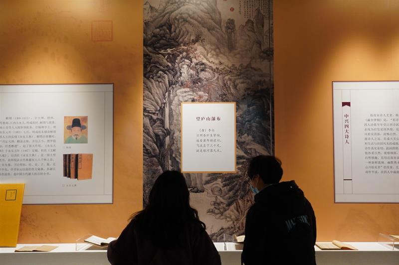 12月21日，观众在展览上参观。