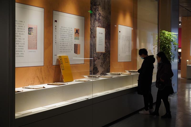 12月21日，观众在展览上参观。