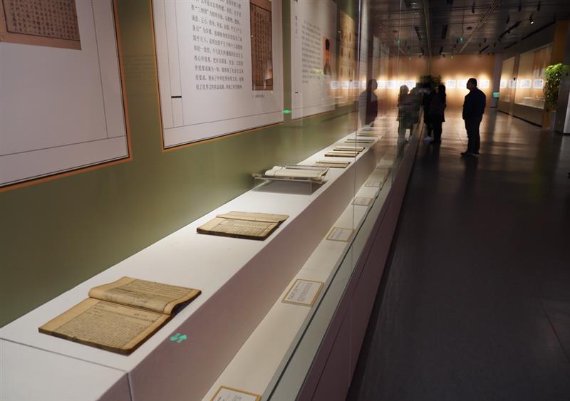 12月21日，观众在展览上参观。