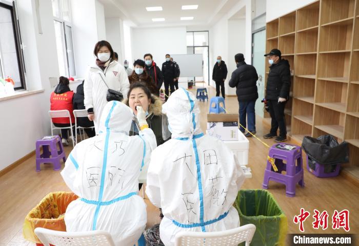 12月23日,辽宁大连,市民进行核酸检测。 杨毅 摄 点击进入下一页