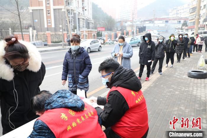 12月23日,辽宁大连,市民等待进行核酸检测。 杨毅 摄 点击进入下一页