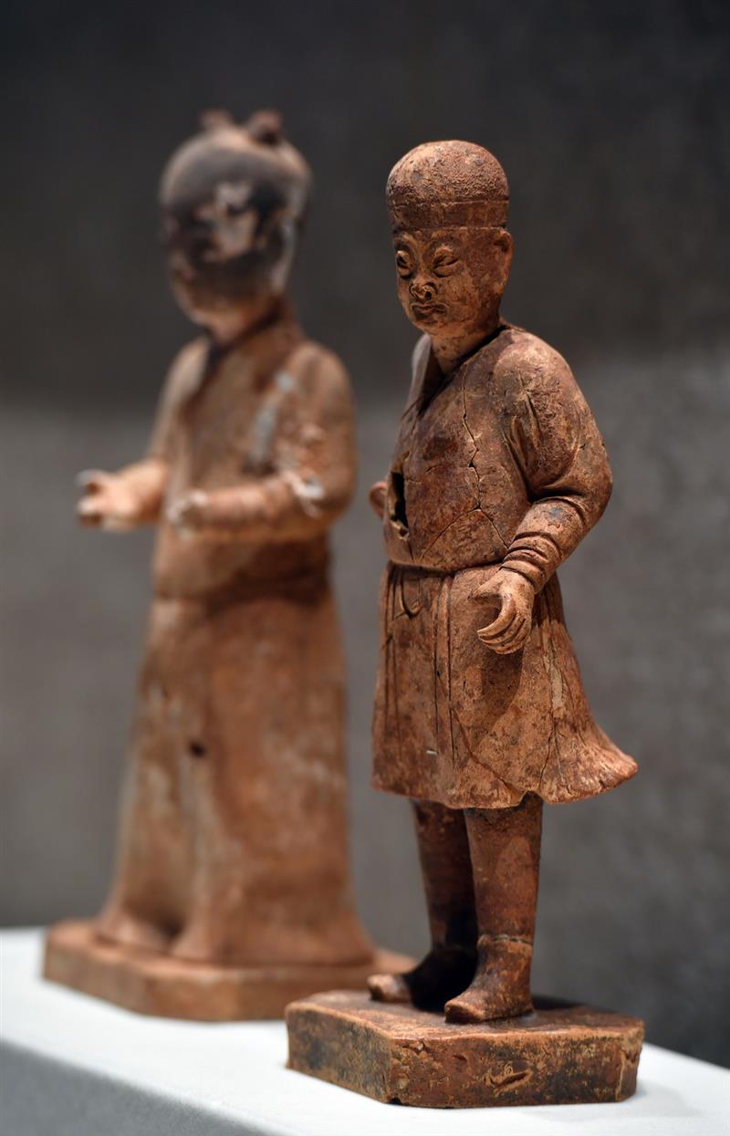 这是12月22日在海南省博物馆“海南稽古 南海钩沉——海南考古七十年”展上拍摄的明代陶俑。
