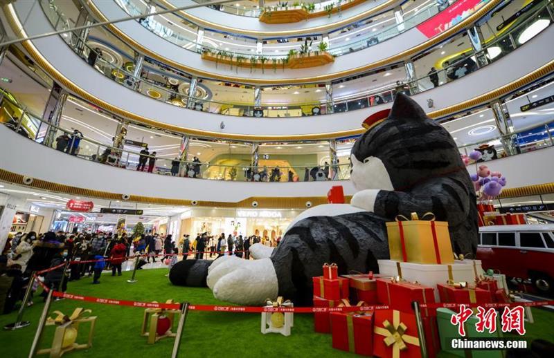 超7米巨型毛绒玩偶亮相乌鲁木齐