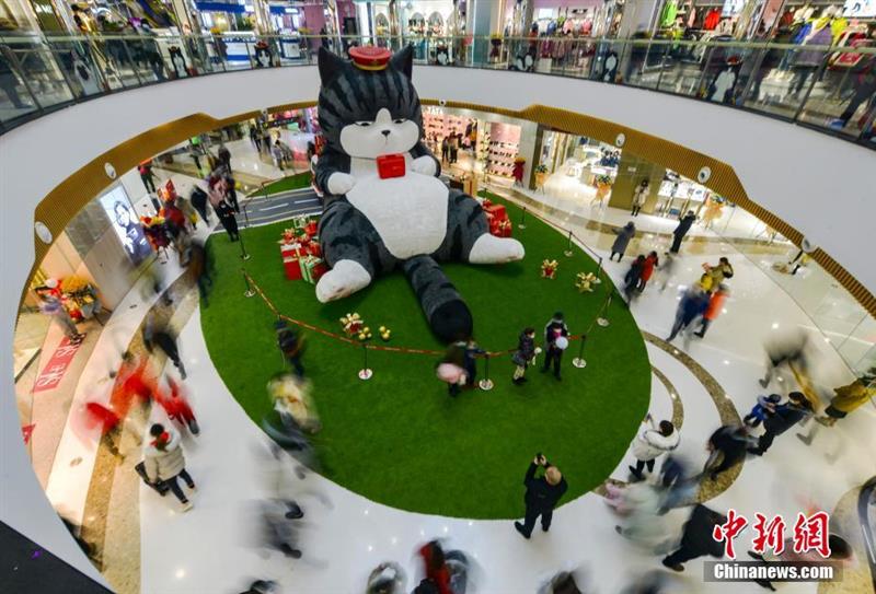 超7米巨型毛绒玩偶亮相乌鲁木齐